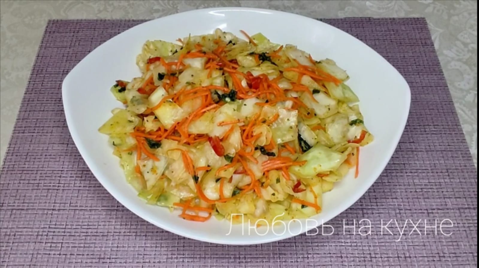 Салат из свежей капусты с морковью и с _изюминкой.