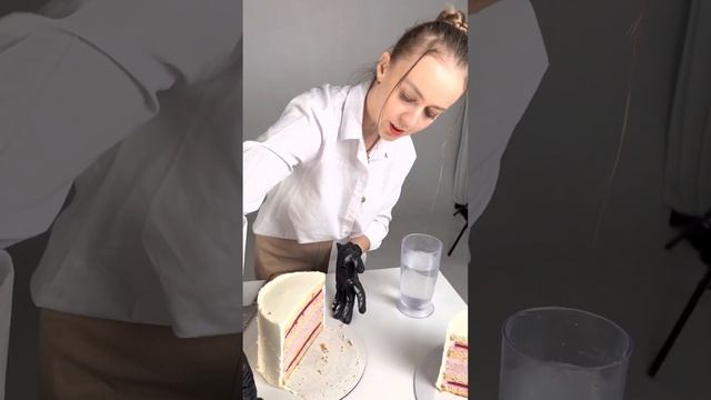 Как нарезать высокий торт, чтобы хватило всем?!