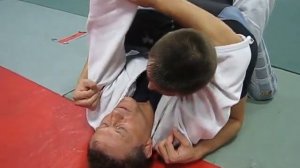 Удушение рукавами своего кимоно- классика дзюдо.