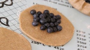 Пирожки с черникой из пресного теста
