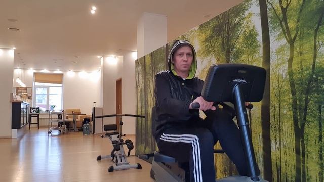 Занятия на велотренажёр в реабилетационном центре