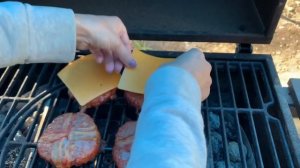 Копчёные бургеры готовим на угольном гриле.