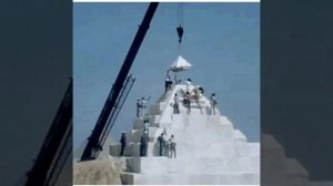 Японцы с помощю Крана пытались построить копию Египетской пирамиды, но были шокированы