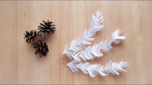 Еловая ветка из бумаги и проволоки