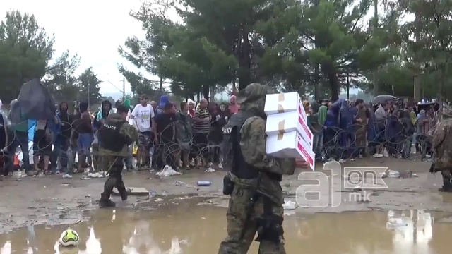 "Мигранты" отказываются от гуманитарки Красного креста из-за изображения креста смотреть онлайн