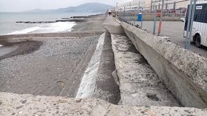 Адлер, набережная пляжа "Вокзал Адлер",после зимних штормов тут не осталось ни одного спуска к воде.