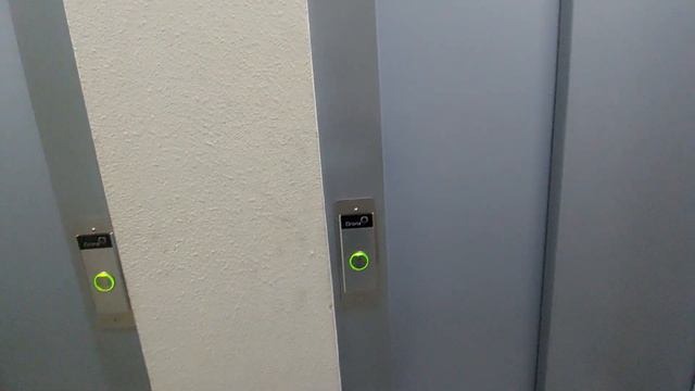 2 Orona lifts in a building Pl Corts Catalanes, 1 смотреть онлайн