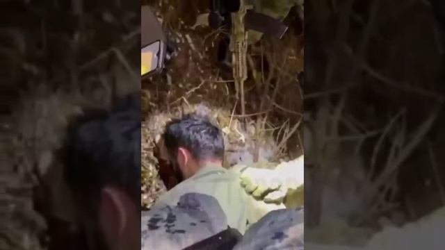 Кадры задержания террориста, резавшего горло раненного в Крокусе.