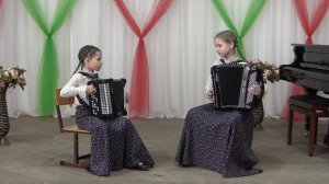 Посмотрите на этих восхитительных юных баянисток - Алёну и Настю Кливитенко из станицы Крыловской!!