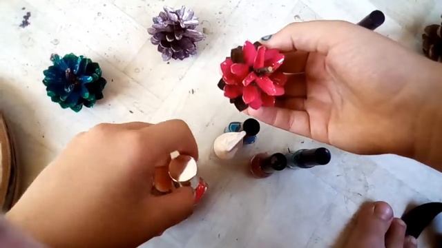 DIV:делаем красивые шишки при помощи лака для ногтей. смотреть онлайн