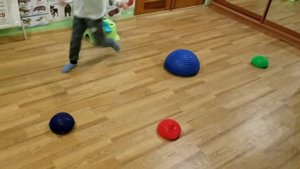 Полусфера балансировочная представляет собой игольчатый резиновый массажер,в виде половины сферы.