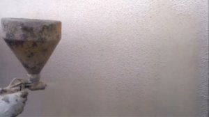 Нанесение акриловой камешковой штукатурки механическим способом.