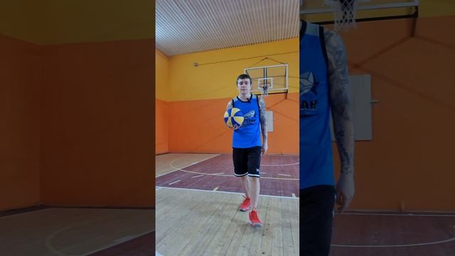 Как крутить мяч на пальце?  #баскетбол #basketball