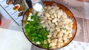 ЛЕГКИЙ САЛАТ С ФАСОЛЬЮ, ПЕКИНСКОЙ КАПУСТОЙ И ОГУРЦОМ.