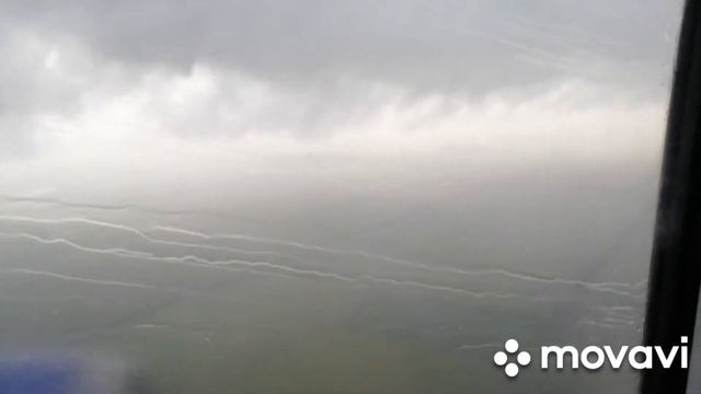 Сели успешно на самолёте в грозу. Страшновато смотреть онлайн