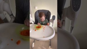 Первый прикорм - пробуем морковь ? baby eat carrot