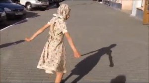Видео Маруся в новом крутящемся платье