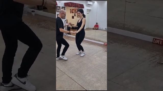 BACHATA INICIO (DEMO) #bachatasensual #bachataclass #bachataspain #dance #improvisation смотреть онлайн