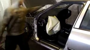 Peugeot 406 crash test - airbag explosion