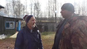 Дедушка и бабушка  живут в опустевшей деревне среди заброшенных домов. В глубинке. abandoned villag