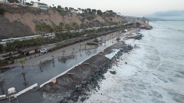Big waves, high tides batter beaches and homes in Orange County смотреть онлайн