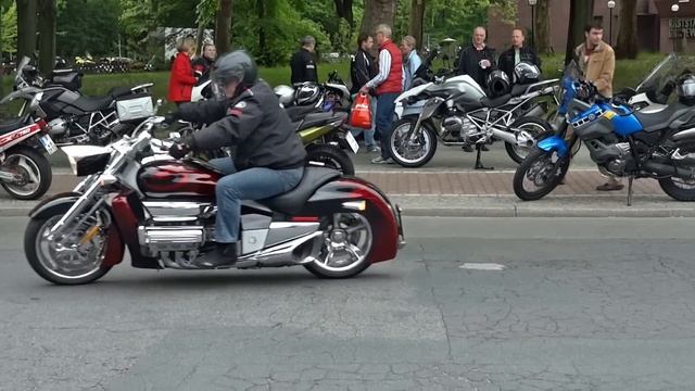 Honda Valkyrie Rune 1800 6 cylinder sound - Flat 6 motorcycle exhaust смотреть онлайн