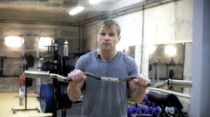Подъем штанги на бицепс обратным хватом