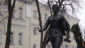 ?Памятник фронтовому почтальону в Воронеже