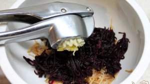 Салат со свеклой, яблоком и черносливом