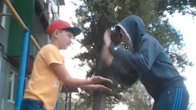 ТИПЫ ЛЮДЕЙ ВО ВРЕМЯ РУКОПОЖАТИЕ смотреть онлайн