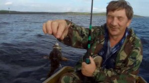 НА ЧАСОК НА РЫБАЛКУ НА  БЕЛОМ МОРЕ,УМБА,РЫБАЛКА ,ПОЛОМКА ЛОДКИ