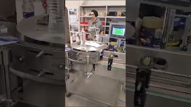 Тестовый запуск этикетировочного автомата для нанесения полипропиленовой этикетки  ПрактикМ