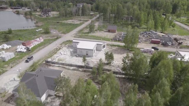 Дом у озера и леса