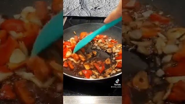 курица с ананасами???