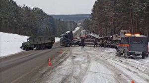 В Приангарье сотрудники ГИБДД оказали помощь дальнобойщикам, попавшим в сложную ситуацию на дороге