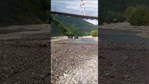 В Сочи джип на полном ходу с людьми влетел в реку. Шокирующие кадры с соревнований джипингистов