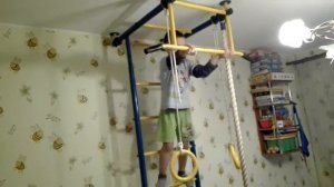 Даня учит подтягиваться и висеть на кольцах.