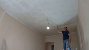 Шпаклюем потолок под покраску.