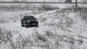 Toyota Hilux против Isuzu D-Max. Тест в лесу непроходимом они прошли. ТЕСТ ДРАЙВ ОБЗОР 2022
