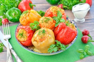 КАК ПРИГОТОВИТЬ ПЕРЕЦ, ФАРШИРОВАННЫЙ ФАРШЕМ И РИСОМ, В МУЛЬТИВАРКЕ