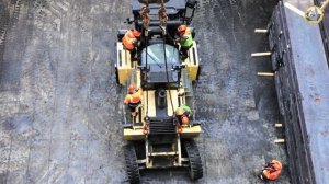 Выгрузка погрузчика из грузового трюма судна.