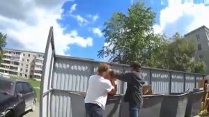 бомжи нашли в мусорке пивную кегу и решили вскрыть ее ножом