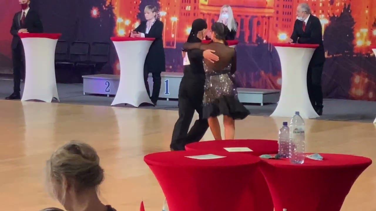 Кубок ФТСАРР Сеньоры-2 10 танцев, 19 декабря 2021 г. Финал. Расо. Еськов Олег - Михина Юлия смотреть онлайн