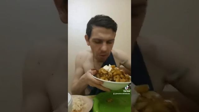 ОБЖОР ОЧЕНЬ ВКУСНАЯ ЖАРЕНАЯ КАРТОШКА С ЛУКОМ И С КВАШЕНОЙ КАПУСТОЙ