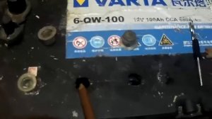 Как на аккумуляторе Varta сделать пробки для обслуживания