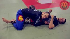 Проход в ноги с зацепом и выходом на рычаг колена