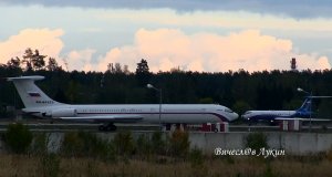 Посадка Ту-134АК RF-90914, и вылет Ил-62М RA-86555