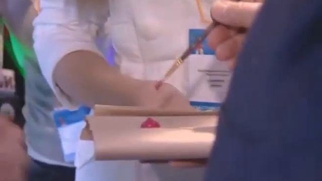 Георгий Полтавченко расписал елочную игрушку