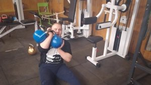 Жим гири 40 кг очень сложным способом сидя на полу (20+20)
