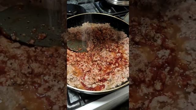 МЯСНАЯ ЗАПЕКАНКА С ФАРШЕМ И СЫРОМ !